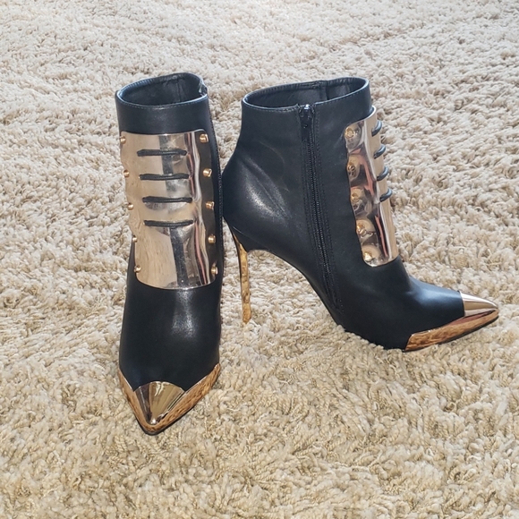 Super cute privileged heels! - Picture 1 of 3